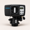 صمام BNT1650T الرقمي بالتحكم في التدفق، منظر أمامي؛ مقبض خدمة دوّار وشاشة LCD وأربعة أزرار ووصلة خزان ملولبة